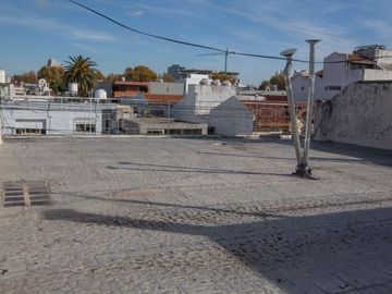 Casa 4 ambientes con deposito o local. Patio