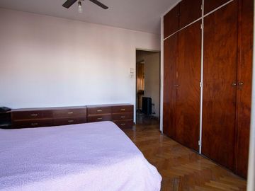 Casa 4 ambientes con deposito o local. Patio