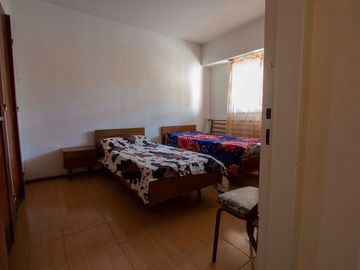 Casa 4 ambientes con deposito o local. Patio