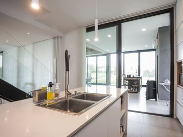 Casa   5 ambientes con gym y detalles de categoria
