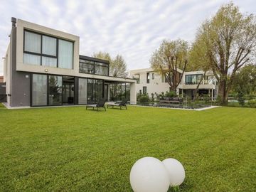 Casa   5 ambientes con gym y detalles de categoria