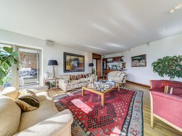 Exclusivo y amplio departamento en arriendo con privilegiada vista despejada al Club de Golf