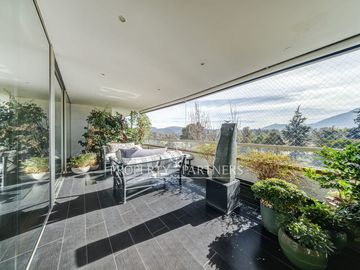 Exclusivo y amplio departamento en arriendo con privilegiada vista despejada al Club de Golf