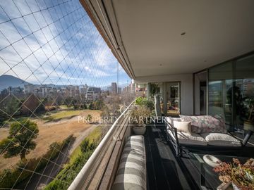 Exclusivo y amplio departamento en arriendo con privilegiada vista despejada al Club de Golf