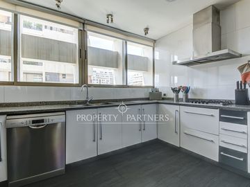Exclusivo y amplio departamento en arriendo con privilegiada vista despejada al Club de Golf