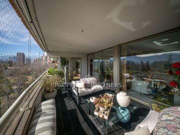 Exclusivo y amplio departamento en arriendo con privilegiada vista despejada al Club de Golf