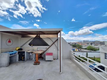 Casa en venta 3 dormitorios, terraza, parqueadero, Calderón