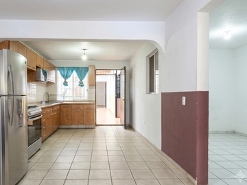 Casa en venta en colonia Sutaj cerca de Forum Tlaquepaque