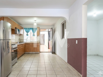 Casa en venta en colonia Sutaj cerca de Forum Tlaquepaque