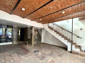 Casa en venta en colonia Sutaj cerca de Forum Tlaquepaque