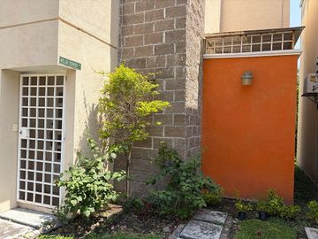 Casa de dos pisos en Rinconada Jardines de Tehuixtla, Tehuixtla, Morelos.