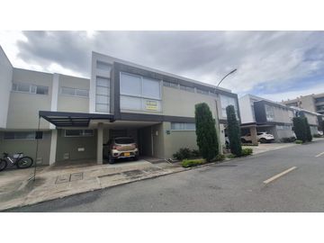 ZONA DE ALTA VALORIZACIÓN, CASA UNIFAMILIAR EN RIONEGRO