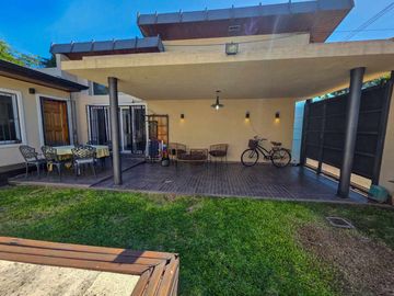 CASA DISTINTIVA EN CASTELAR NORTE PILETA COCHERA