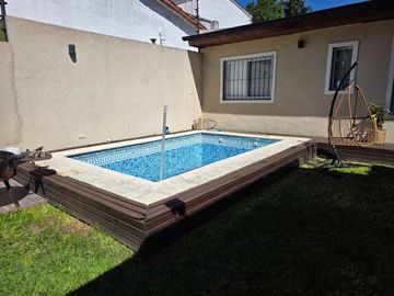 CASA DISTINTIVA EN CASTELAR NORTE PILETA COCHERA
