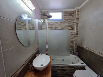 CASA DISTINTIVA EN CASTELAR NORTE PILETA COCHERA