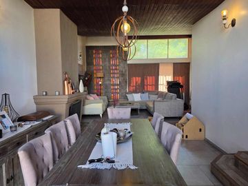 CASA DISTINTIVA EN CASTELAR NORTE PILETA COCHERA