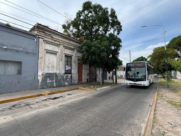VENTA DE LOTE CON CASA A DEMOLER EN MERLO CENTRO