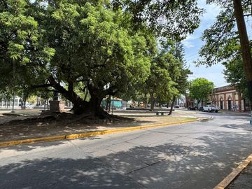 VENTA DE LOTE CON CASA A DEMOLER EN MERLO CENTRO