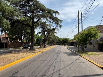 VENTA DE LOTE CON CASA A DEMOLER EN MERLO CENTRO