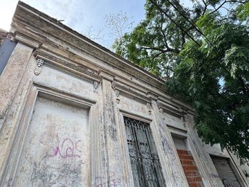 VENTA DE LOTE CON CASA A DEMOLER EN MERLO CENTRO