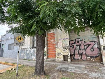 VENTA DE LOTE CON CASA A DEMOLER EN MERLO CENTRO
