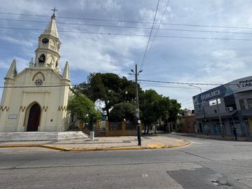 VENTA DE LOTE CON CASA A DEMOLER EN MERLO CENTRO