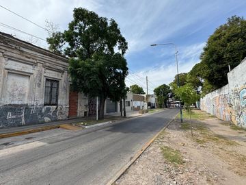 VENTA DE LOTE CON CASA A DEMOLER EN MERLO CENTRO
