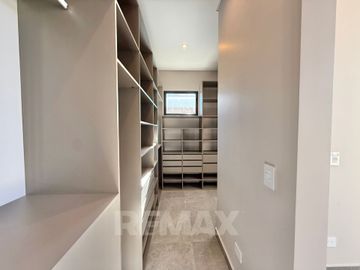 VENTA CASA PREMIUM 4 DORMITORIOS + DEPEN. PILAR
