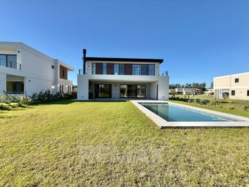 VENTA CASA PREMIUM 4 DORMITORIOS + DEPEN. PILAR