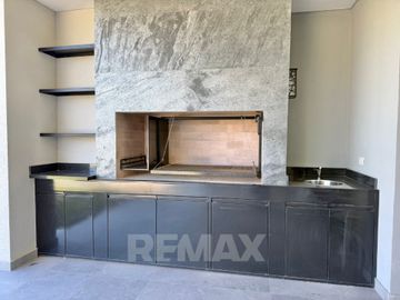 VENTA CASA PREMIUM 4 DORMITORIOS + DEPEN. PILAR