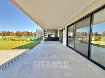 VENTA CASA PREMIUM 4 DORMITORIOS + DEPEN. PILAR