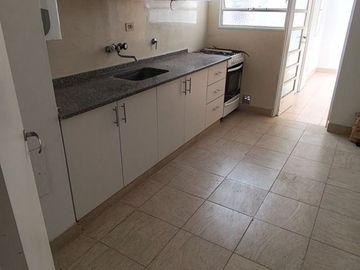 EN VENTA DEPARTAMENTO TRES DORMITORIOS ZONA CENTRO