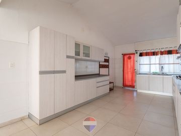 VENTA CASA  3 DORMITORIOS AV. SANTA ANA CORDOBA