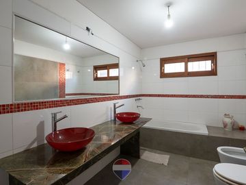VENTA CASA  3 DORMITORIOS AV. SANTA ANA CORDOBA