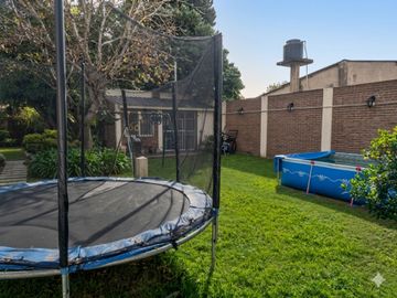 Casa 3 ambientes con hermoso parque