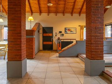 VENTA-PERMUTA-CASA 3 DORM-COCHERA-JARDIN-PILETA