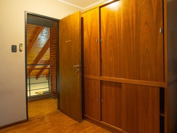 VENTA-PERMUTA-CASA 3 DORM-COCHERA-JARDIN-PILETA