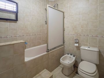 VENTA-PERMUTA-CASA 3 DORM-COCHERA-JARDIN-PILETA