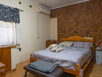 VENTA-PERMUTA-CASA 3 DORM-COCHERA-JARDIN-PILETA