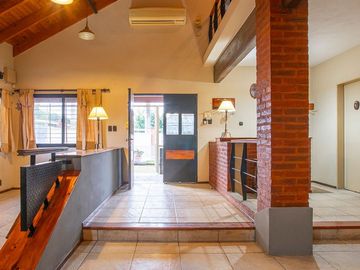 VENTA-PERMUTA-CASA 3 DORM-COCHERA-JARDIN-PILETA