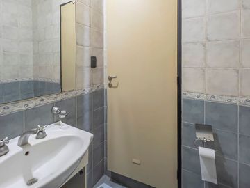 VENTA-PERMUTA-CASA 3 DORM-COCHERA-JARDIN-PILETA