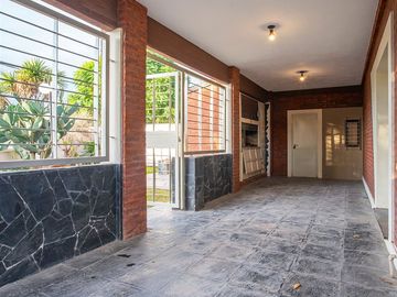 VENTA-PERMUTA-CASA 3 DORM-COCHERA-JARDIN-PILETA