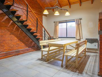 VENTA-PERMUTA-CASA 3 DORM-COCHERA-JARDIN-PILETA