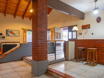 VENTA-PERMUTA-CASA 3 DORM-COCHERA-JARDIN-PILETA