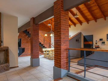 VENTA-PERMUTA-CASA 3 DORM-COCHERA-JARDIN-PILETA