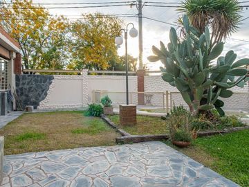 VENTA-PERMUTA-CASA 3 DORM-COCHERA-JARDIN-PILETA
