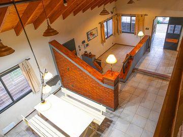 VENTA-PERMUTA-CASA 3 DORM-COCHERA-JARDIN-PILETA