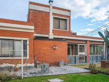 VENTA-PERMUTA-CASA 3 DORM-COCHERA-JARDIN-PILETA