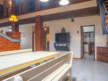 VENTA-PERMUTA-CASA 3 DORM-COCHERA-JARDIN-PILETA