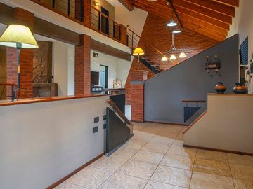 VENTA-PERMUTA-CASA 3 DORM-COCHERA-JARDIN-PILETA